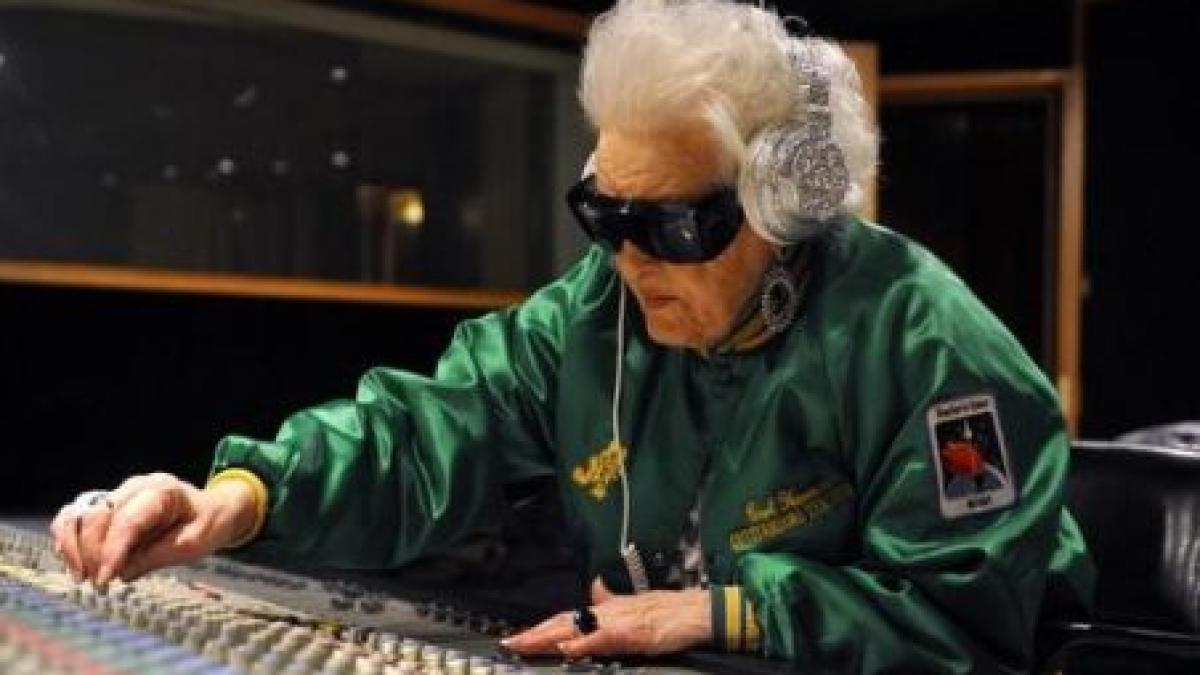 cel mai in voga dj din los angeles este o batrana de 69 de ani