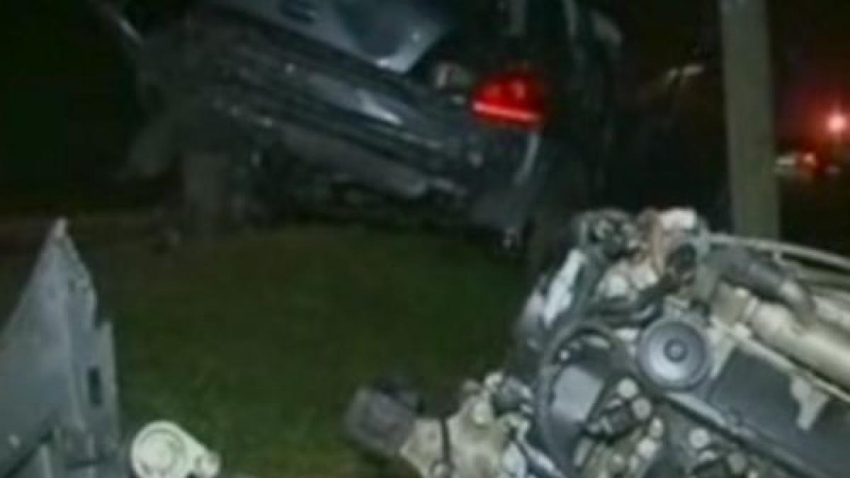 dolj un tanar sofer a lasat in bezna o localitate intreaga dupa ce a intrat cu masina in doi stalpi