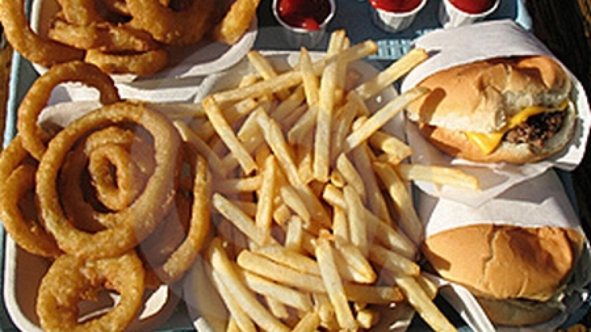 a slabit 14 kilograme mancand fast food si dulciuri