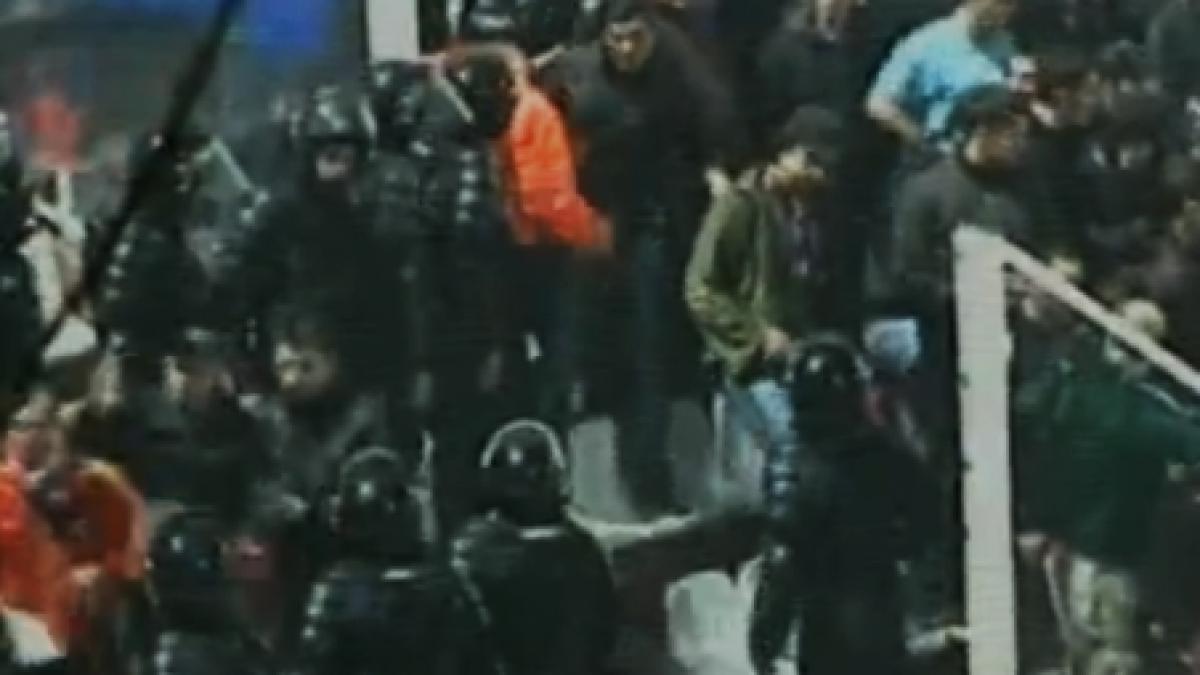 incidente la rapid steaua suporterii oaspetilor evacuati de pe stadion