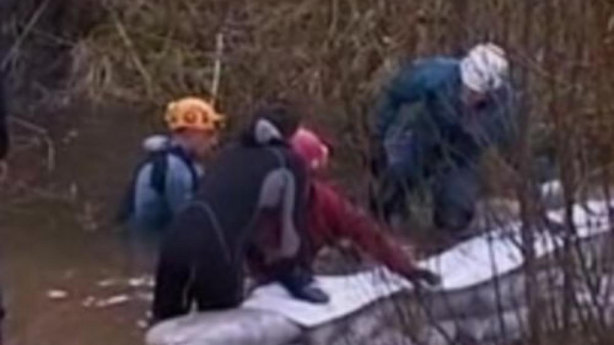 bihor cei trei speologi ramasi blocati intr o pestera au fost salvati