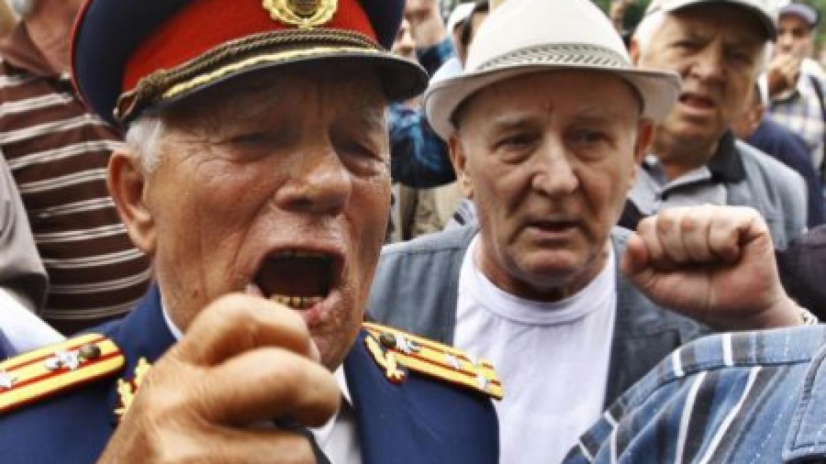 pensionarii din galati picheteaza sediile partidelor parlamentare