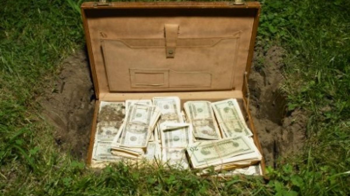 timis un barbat a ingropat 35 000 de euro si a ramas fara ei dupa o betie