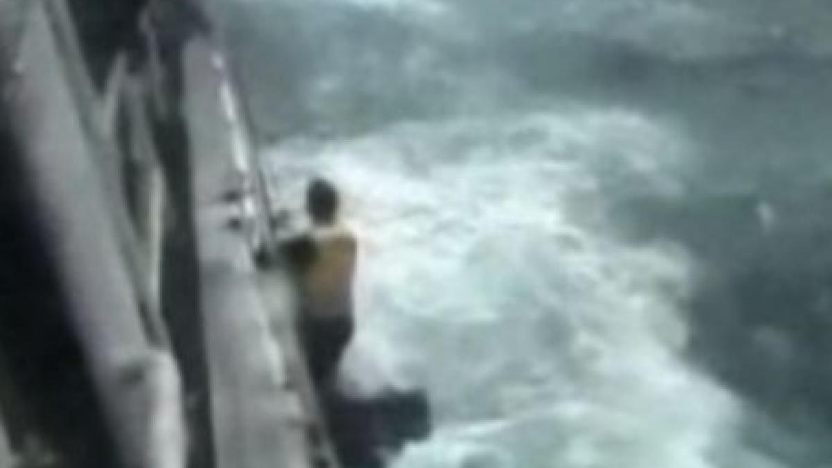 japonia trei marinari salvati chiar inainte ca vasul lor sa se scufunde