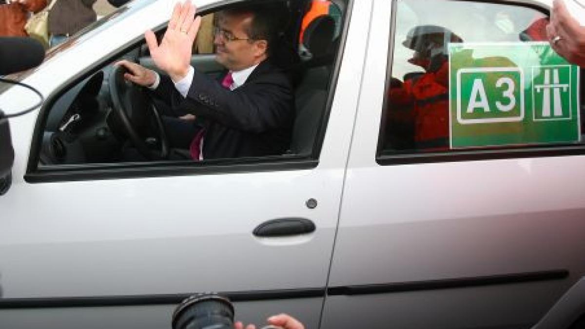 premierul emil boc la inaugurarea unui alt tronson din a3 toamna se numara kilometri de autostrada
