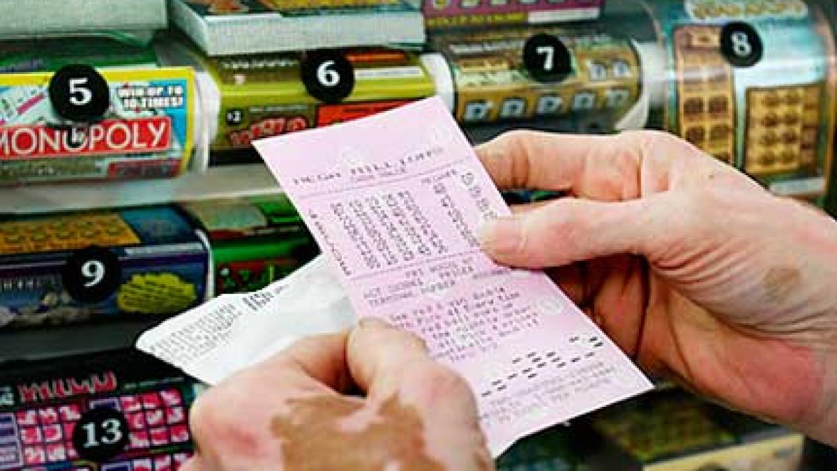 un american a castigat 129 milioane dolari cu un bilet deloterie cumparat dintr un magazin cu