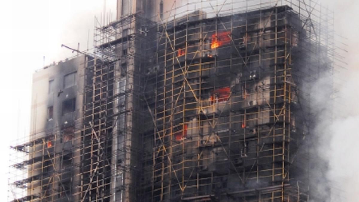 42 de oameni au murit dupa ce un zgarie nori a luat foc in shanghai