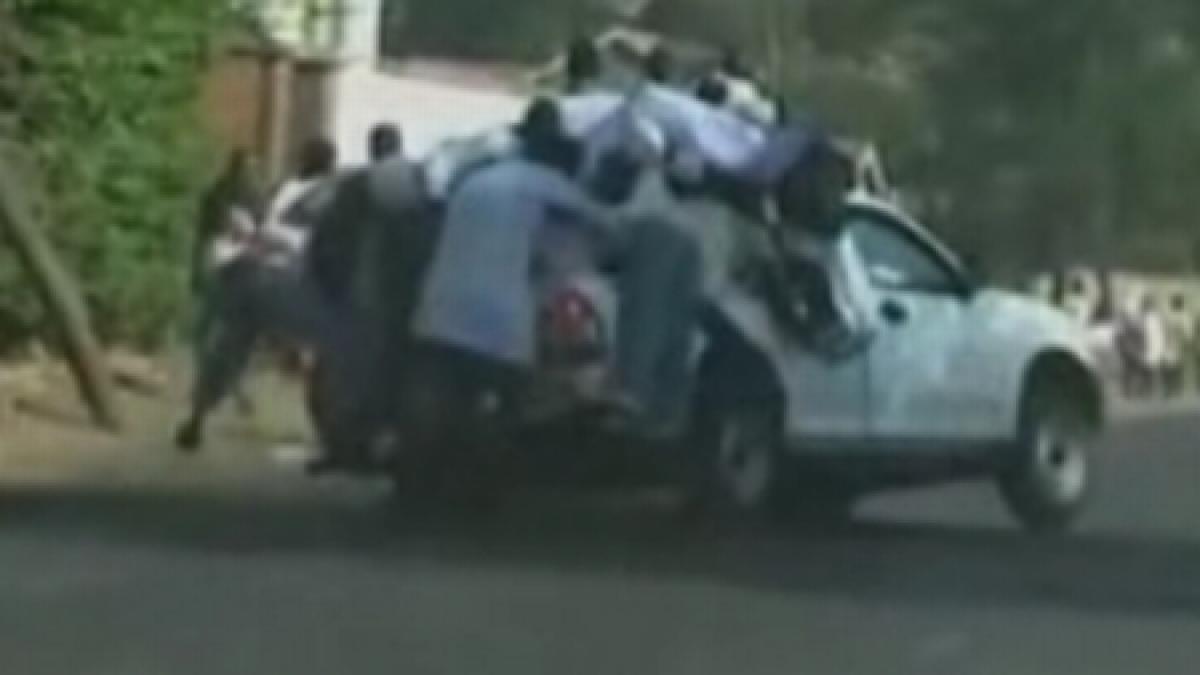 la un pas de tragedie o camioneta plina de oameni s a rasturnat pe sosea