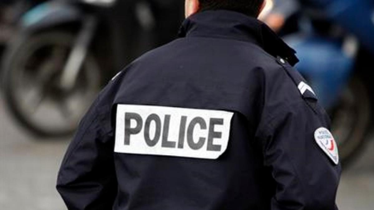 un adolescent roman a incercat sa calce cu masina un politist francez
