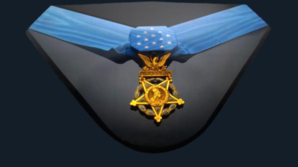 barack obama ofera medalia de onoare unui militar in viata o premiera dupa 1973