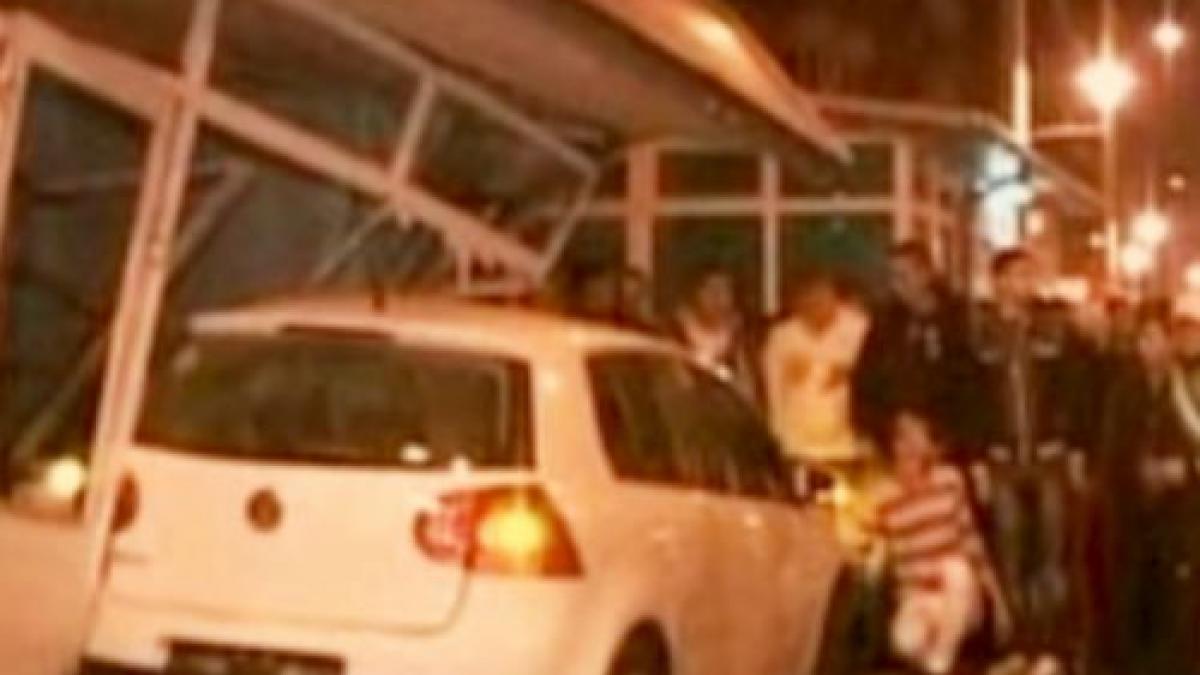 targu jiu un sofer incepator a intrat cu masina intr un chiosc