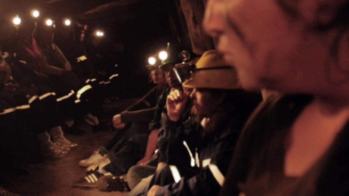 un grup de femei protesteaza intr o mina dezafectata din chile