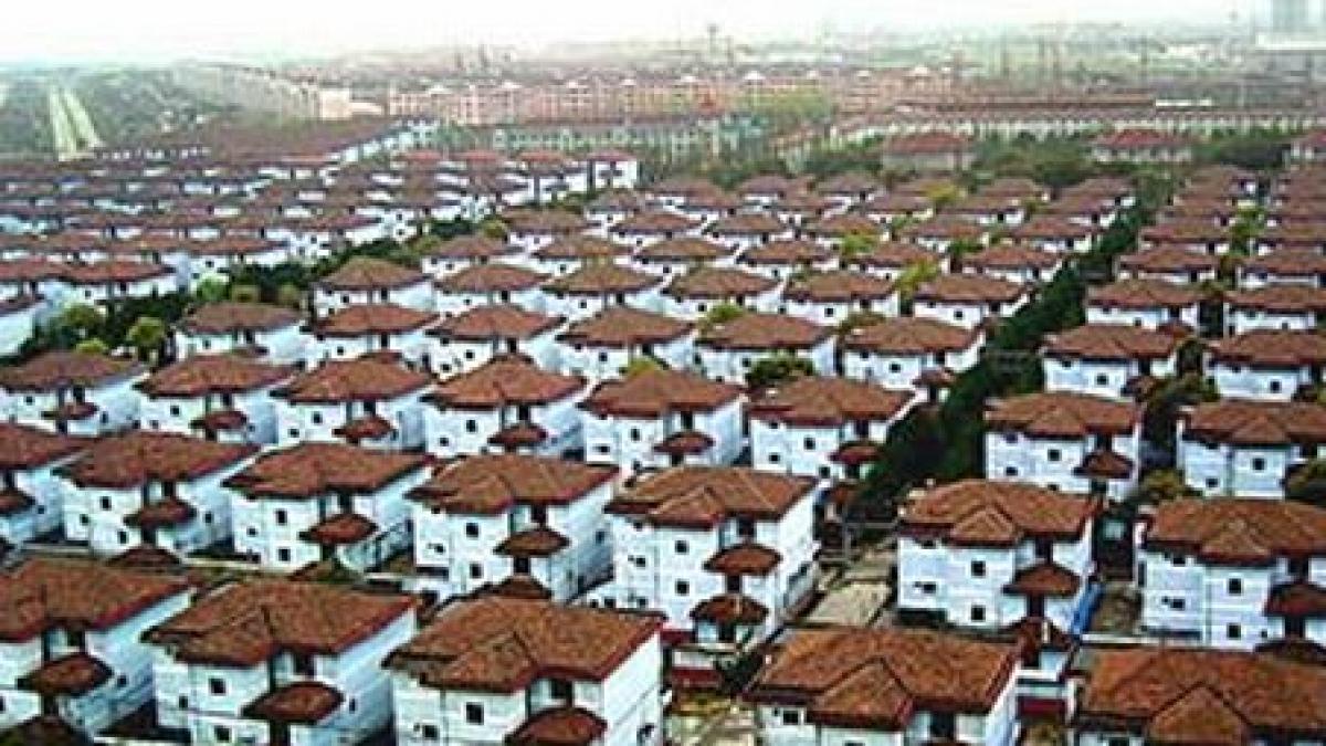 china fiecare familie dintr un sat are o casa luxoasa un bolid la poarta si haine gratis