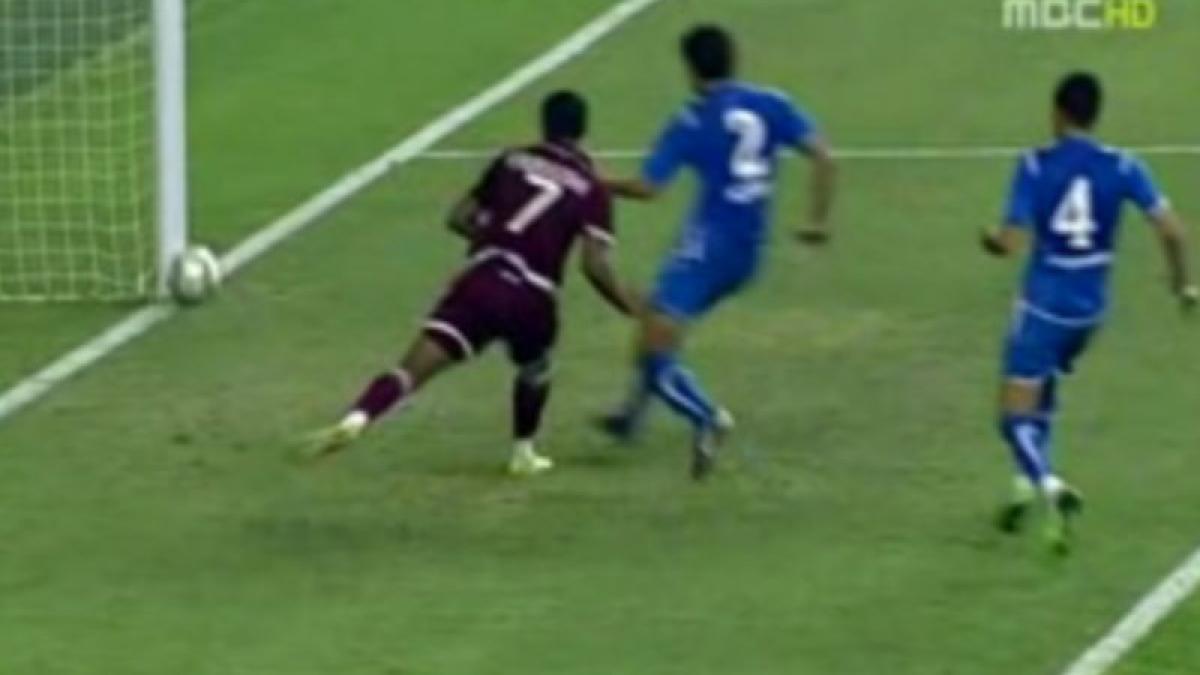 ratare incredibila un jucator ajunge singur in fata portii si trimite in bara