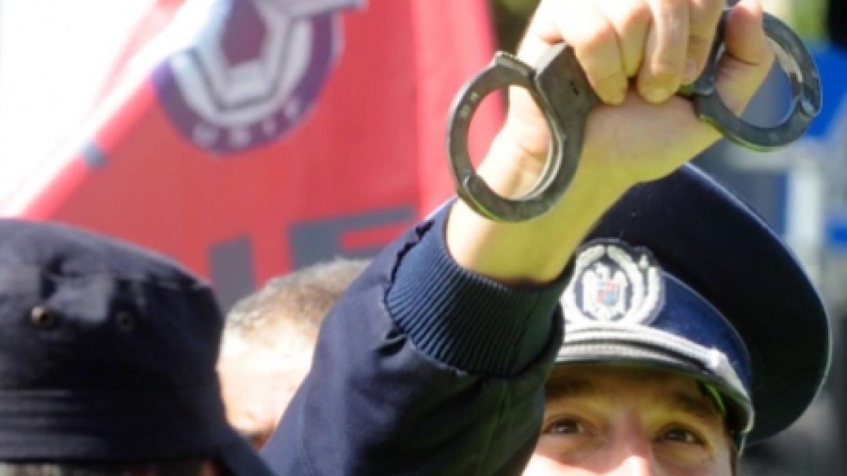 370 de politisti bistriteni au dat in judecata statul pentru banii taiati de guvern
