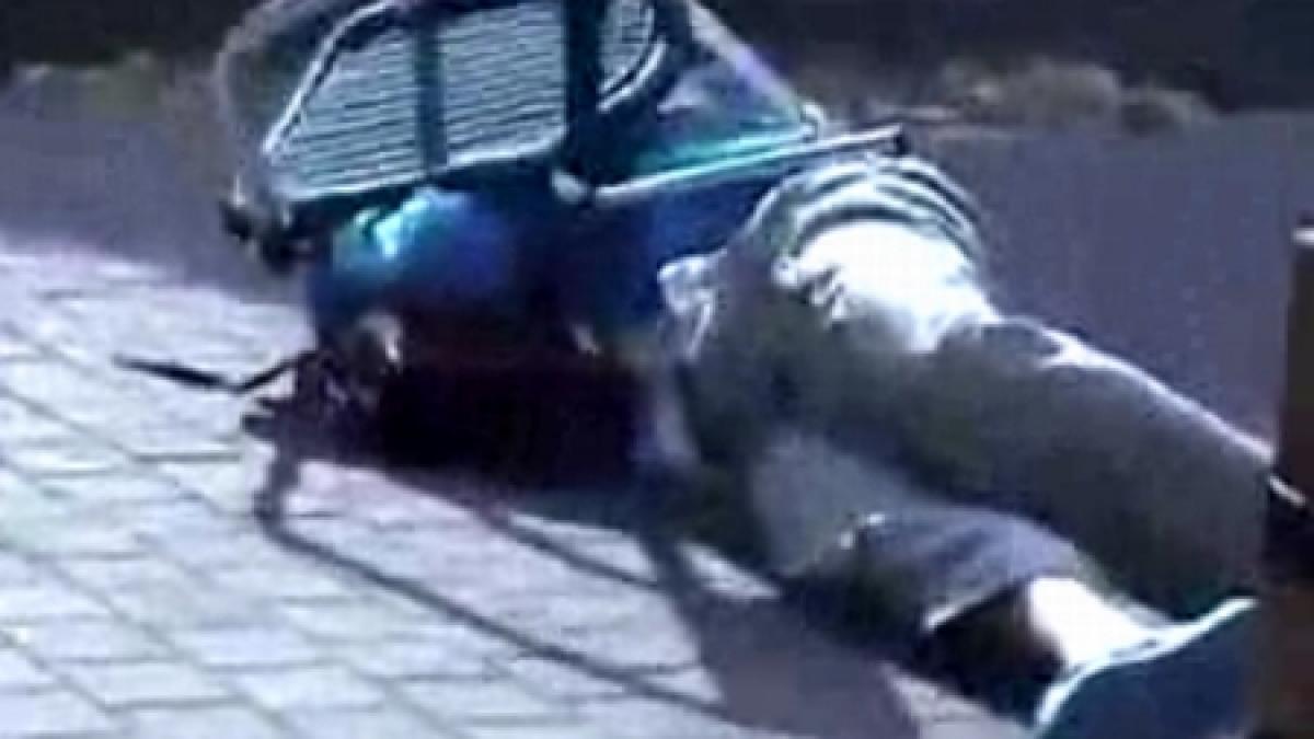 rom care canta in dreptul unei terase lovit cu scaunul de un barbat