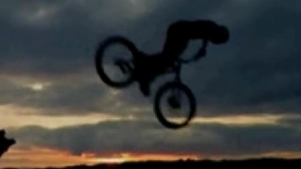 un britanic face acrobatii spectaculoase cu bicicleta