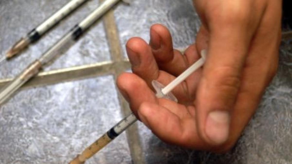 Bărbat drogat, descoperit în ghena unui bloc de locatari