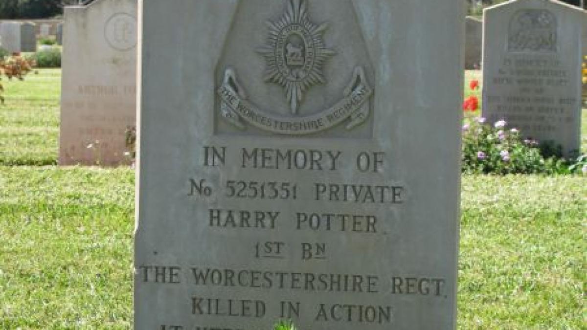 mormantul lui harry potter un soldat britanic ucis in israel atrage sute de turisti