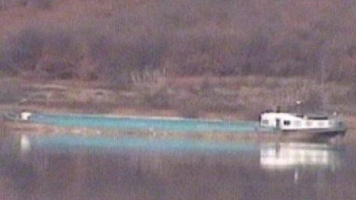 nava cu 950 de tone de porumb esuata pe malul sarbesc al dunarii