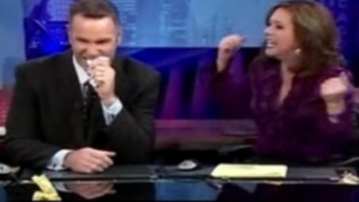 prezentatori tv din chicago vedete pe internet dupa ce au ratat prezentarea imploziei unui pod