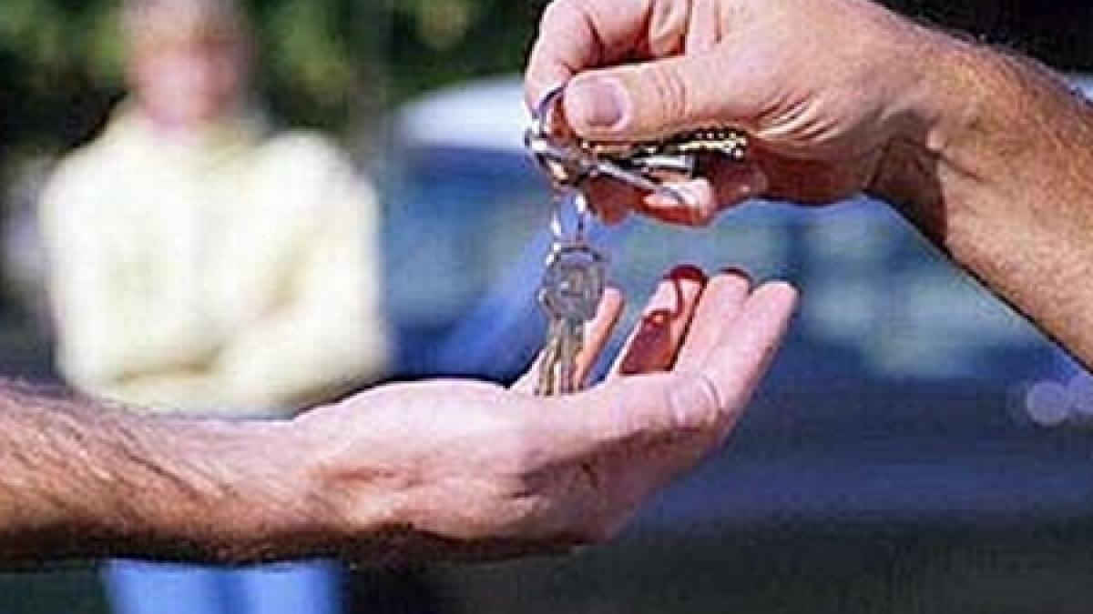 a ramas fara masina dupa ce i a permis unui necunoscut sa i porneasca autoturismul