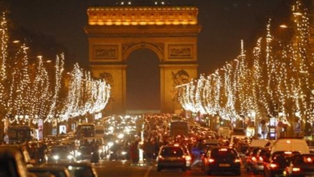 intreaga lume se pregateste de craciun marile orase se intrec in decorarea strazilor