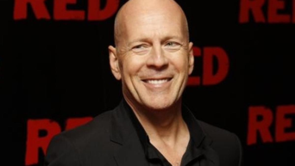 bruce willis a semnat un contract de publicitate cu o banca din rusia