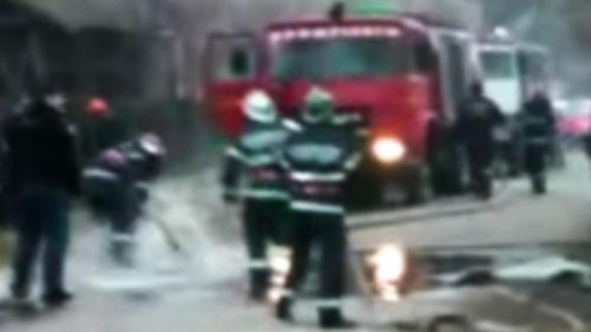 pompieri amatori in carei casa arde iar apa se scurge pe trotuar