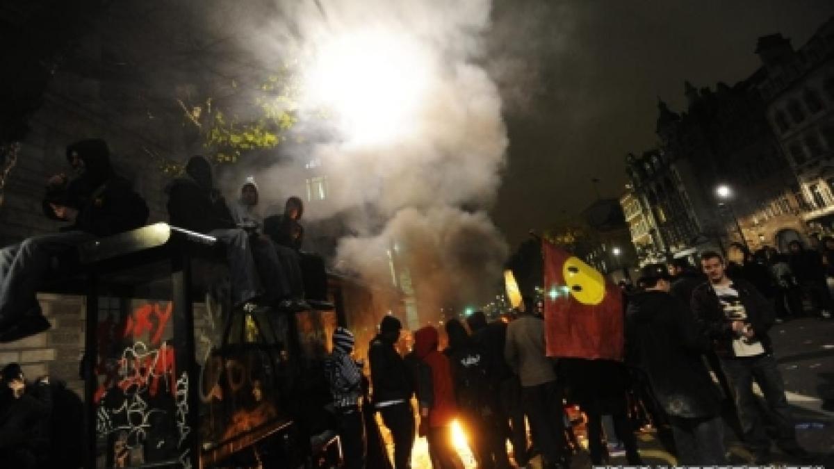 studentii britanici dispersati dupa protestele violente fata de marirea taxelor doi politisti au