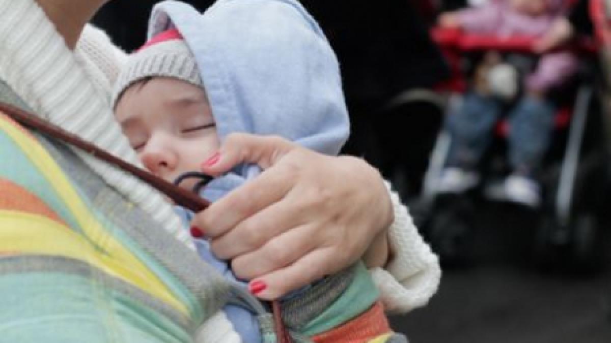 un bebelus a murit sufocat dupa ce tatal sau s a asezat din greseala pe el in timpul somnului