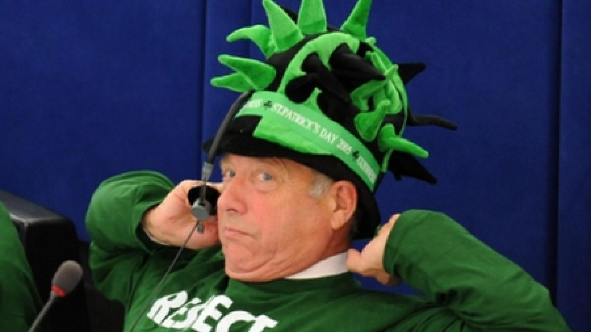 un eurodeputat britanic a fost dat afara din pe dupa ce a insultat un coleg