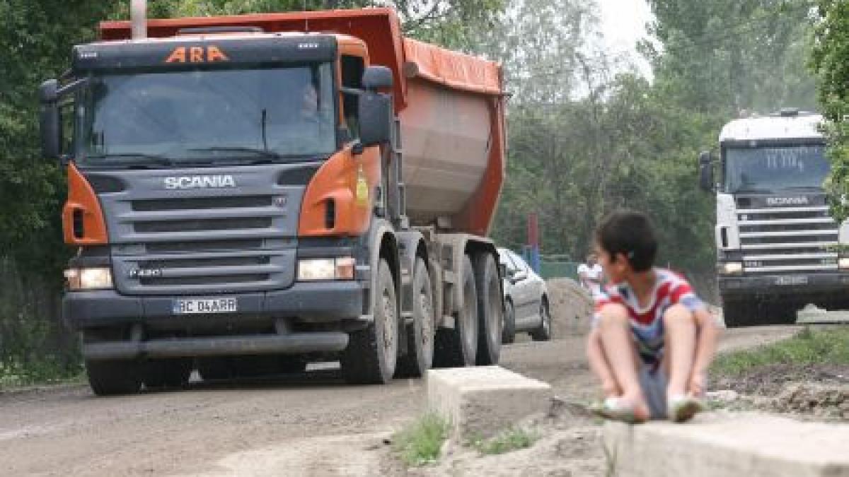 jumatate de oras fara electricitate dupa ce un sofer a condus cu bena camionului ridicata