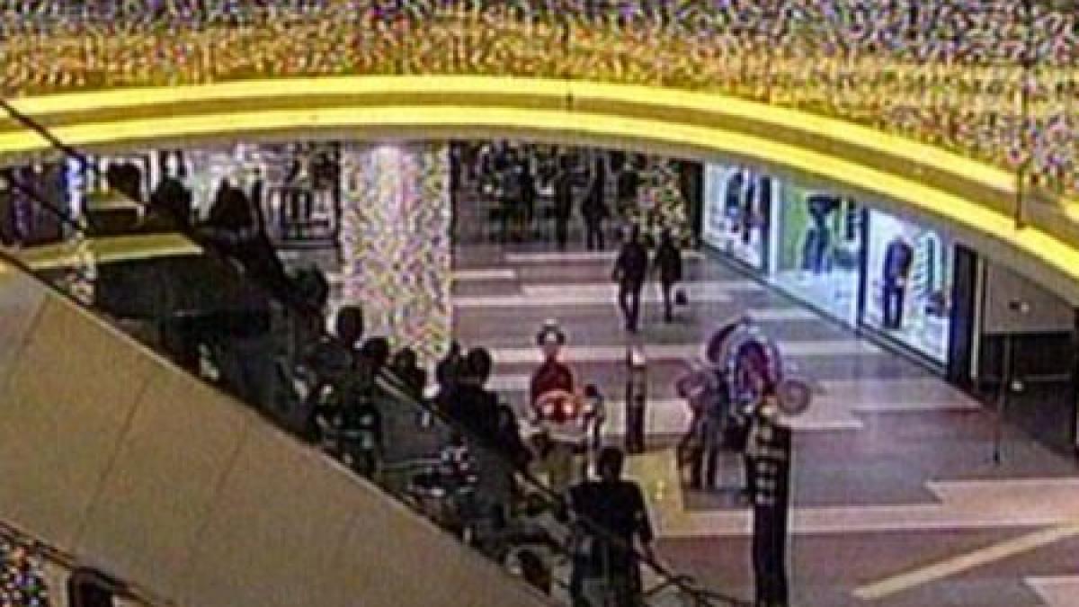 bucurestiul din nou in cartea recordurilor cea mai mare instalatie de craciun intr un spatiu inchis