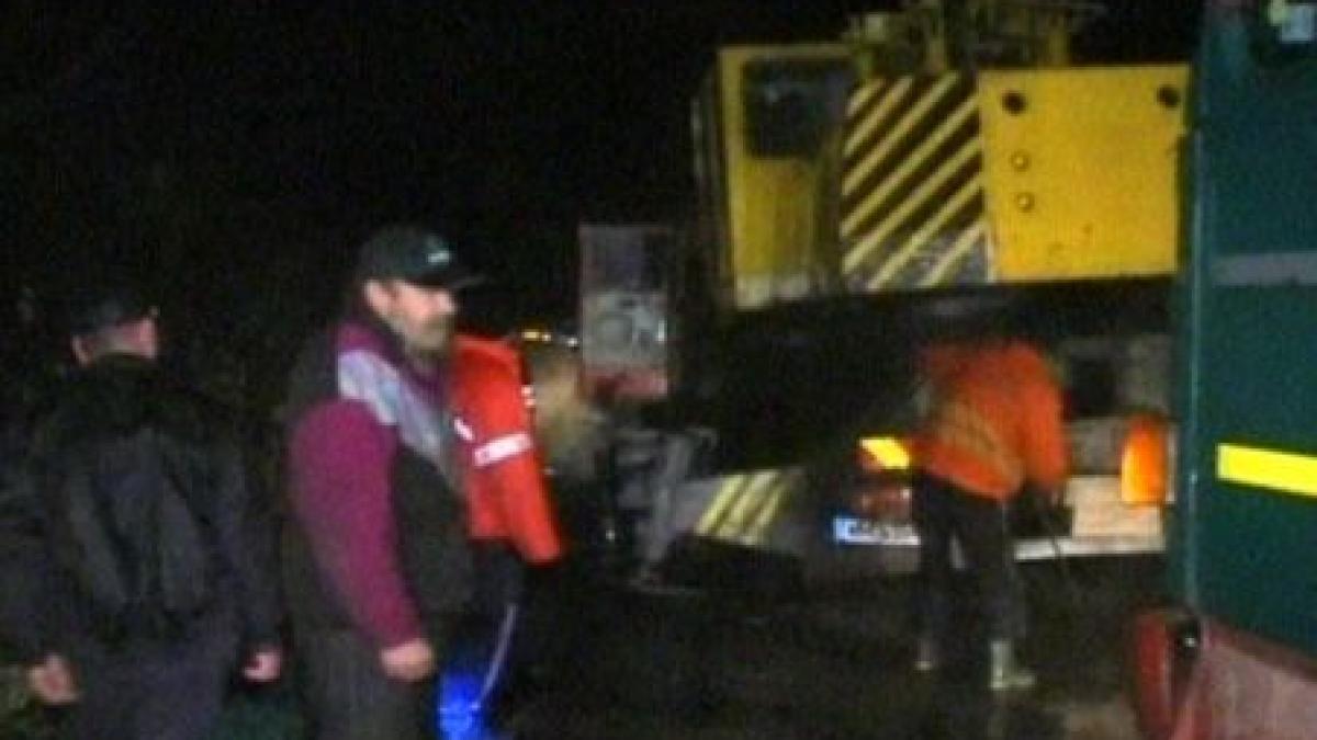 mehedinti microbuz cu sase politisti de frontiera lovit in plin de busteni cazuti dintr un camion