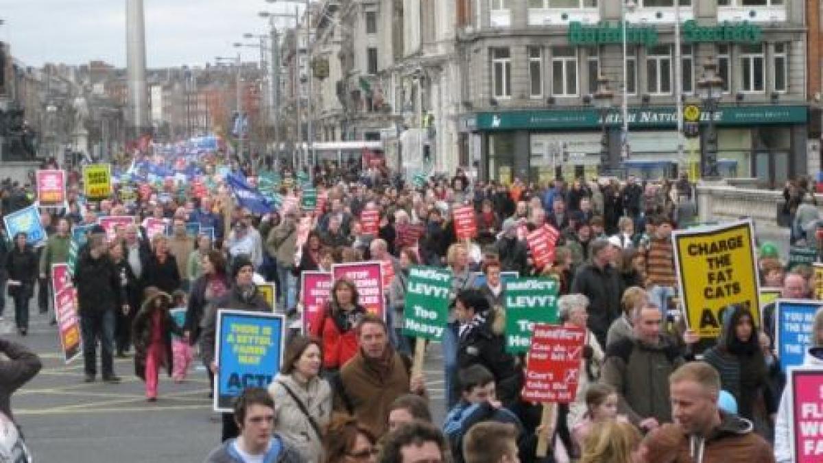 mii de irlandezi echivalentul a milioane in franta protesteaza fata de masurile impuse de fmi