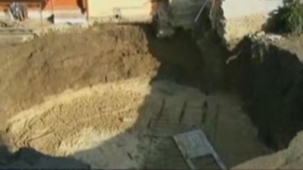 valcea casa unei familii inghitita de un crater adanc de 20 de metri si cu diametrul de opt