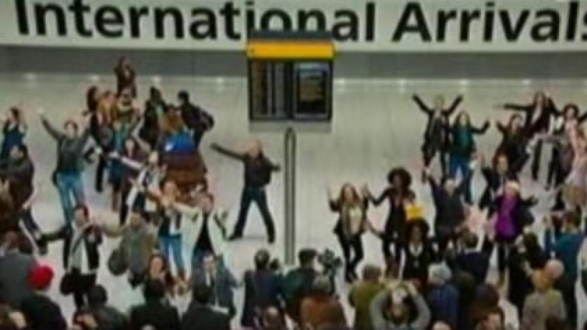 flash mob superb pe aeroportul heathrow pasageri intampinati cu muzica dans si flori