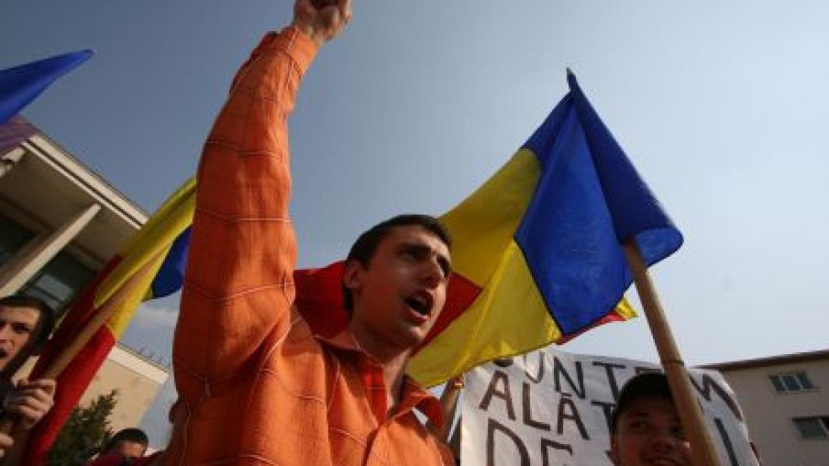 moldova scoala blocata de 200 de politisti dupa ce mai multi alegatori s au strans in fata