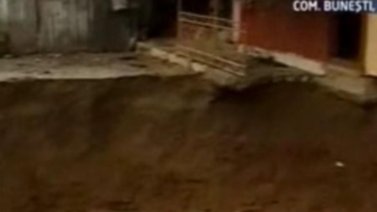 peisaj apocaliptic in valcea 49 de case in pericol din cauza alunecarilor de teren