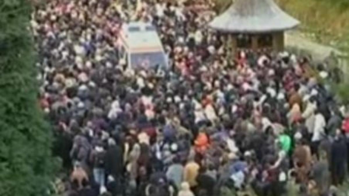 sfantul ardealului 30 000 de pelerini la mormantul parintelui arsenie boca