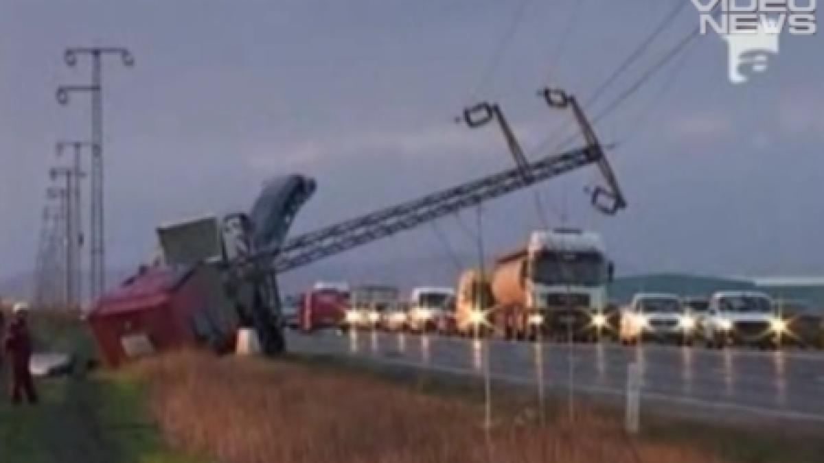 prahova soferul unui jeep a distrus dintr o lovitura un autotrailer o freza de asfalt si un stalp