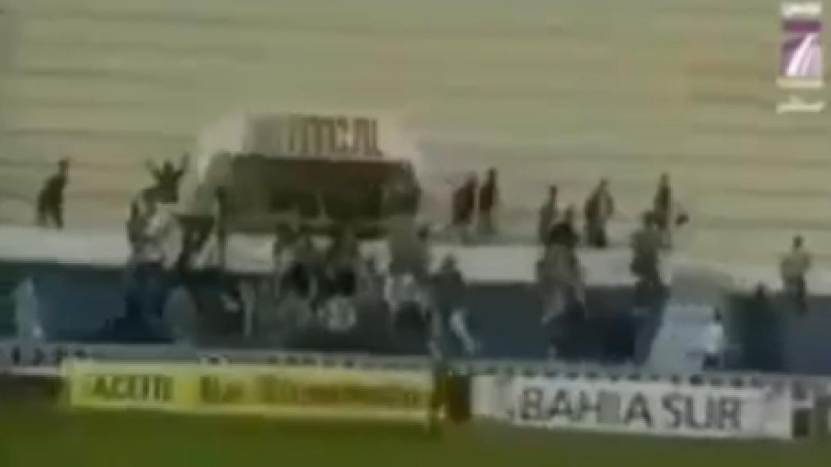 cel mai amuzant meci de fotbal spectatorii imita toate miscarile tusierului din plictiseala