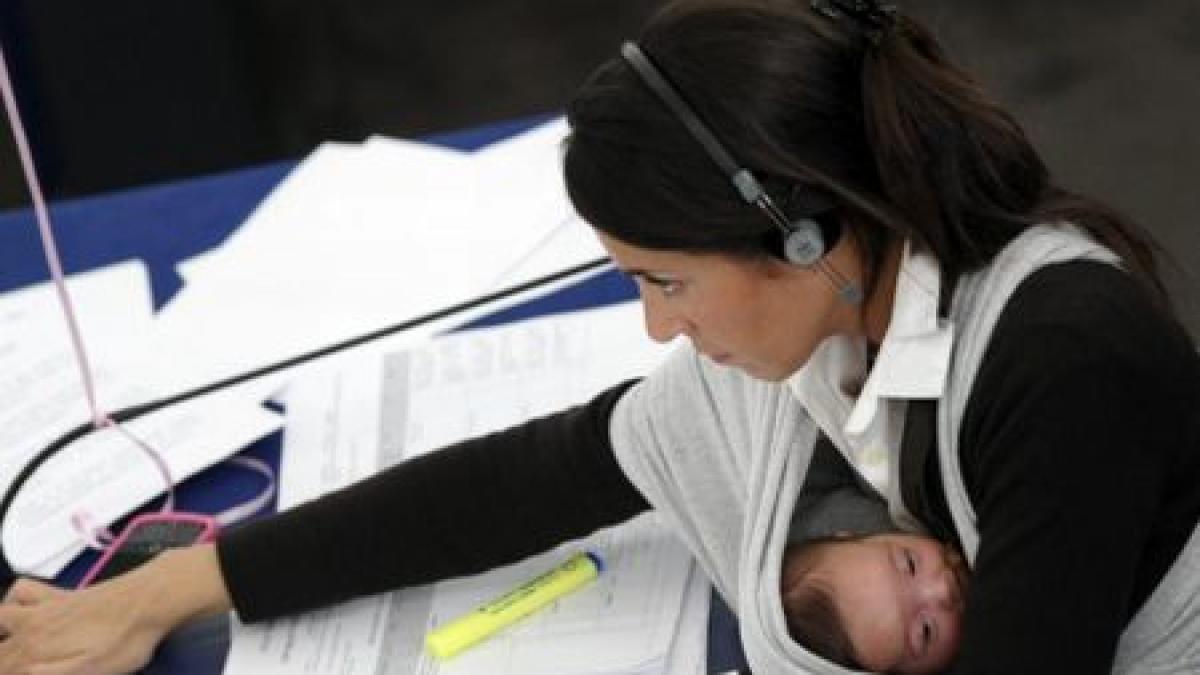 o deputata din italia a venit cu bebelusul la sedinta parlamentului european