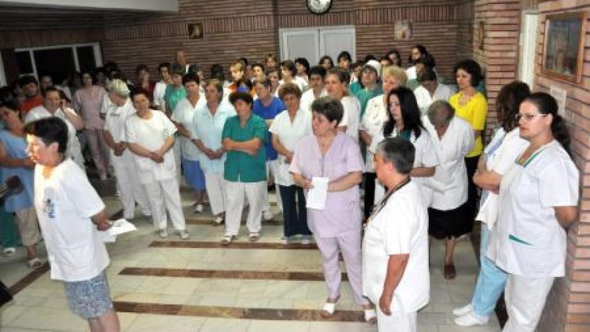 protest spontan la spitalul din borsa angajatii nu si au primit salariile pe luna octombrie