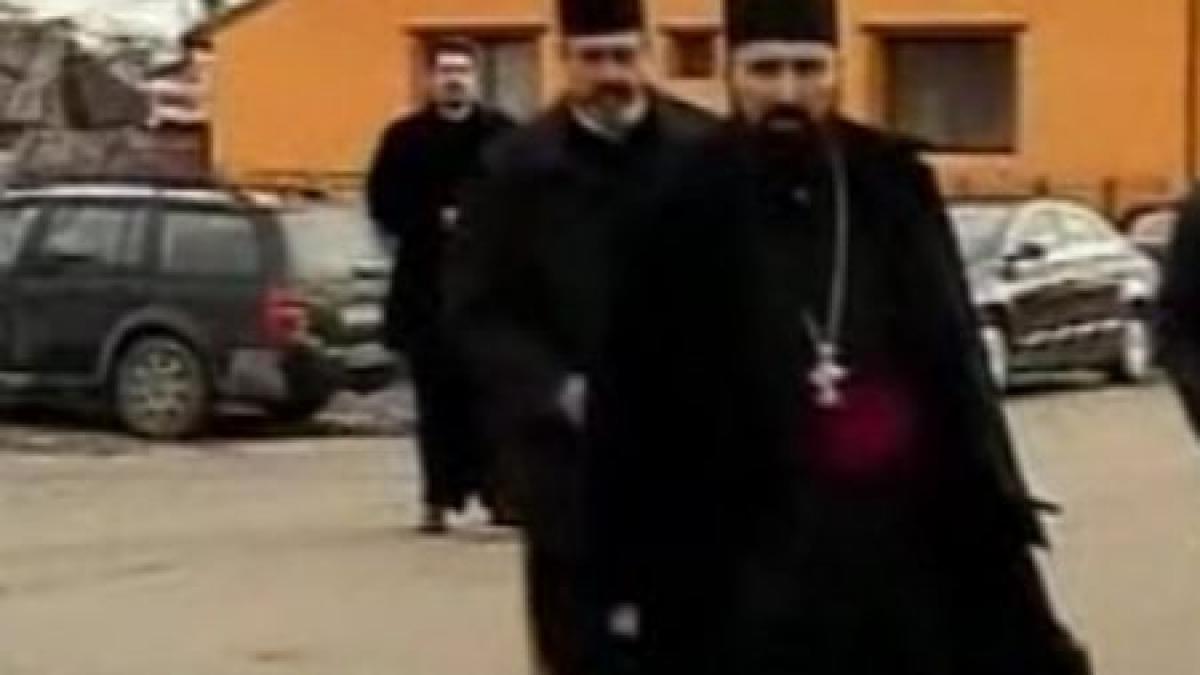 scandal intr un sat din brasov nu au lasat preotul sa intre in biserica