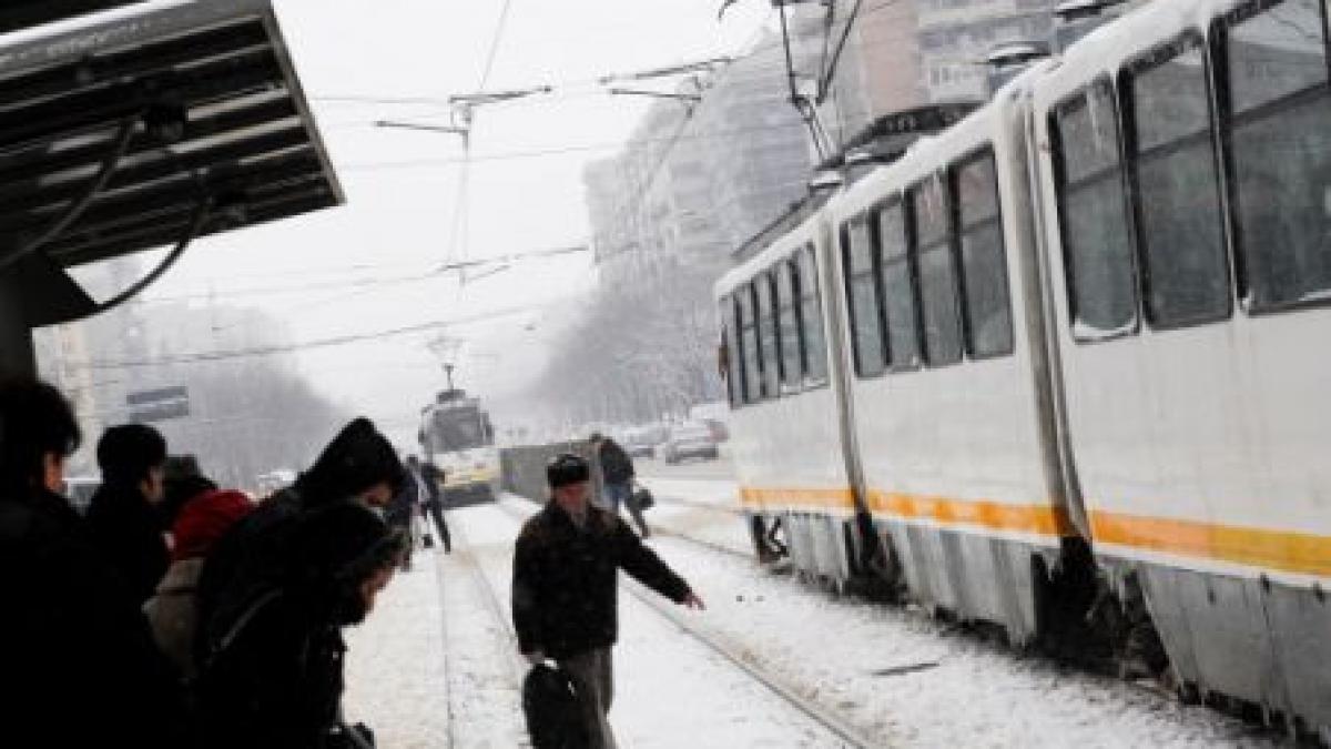 doi directori ratb suspendati dupa ce linia tramvaiului 41 a fost blocata din cauza ghetii