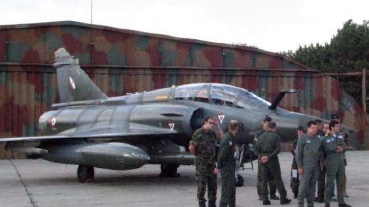 fara avioane si elicoptere la parada aparate de zbor nu se pot ridica din cauza vremii