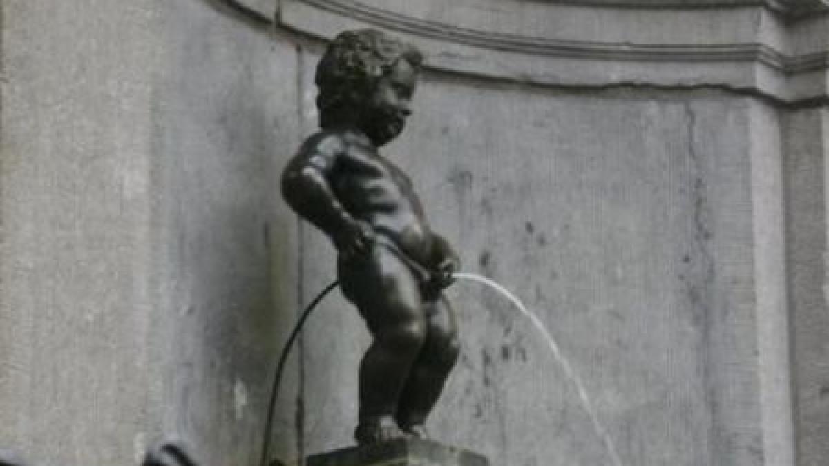 manneken pis statuia simbol a orasului bruxelles imbracata in haine traditionale romanesti