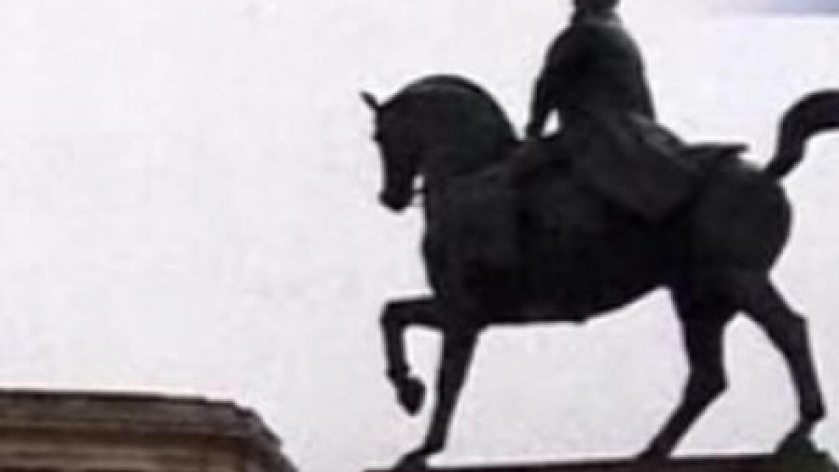 statuia regelui carol i din piata revolutiei vandalizata de 1 decembrie